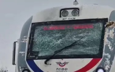 Diyarbakır'da korku dolu anlar! Yolcu treni belediye otobüsüne çarptı